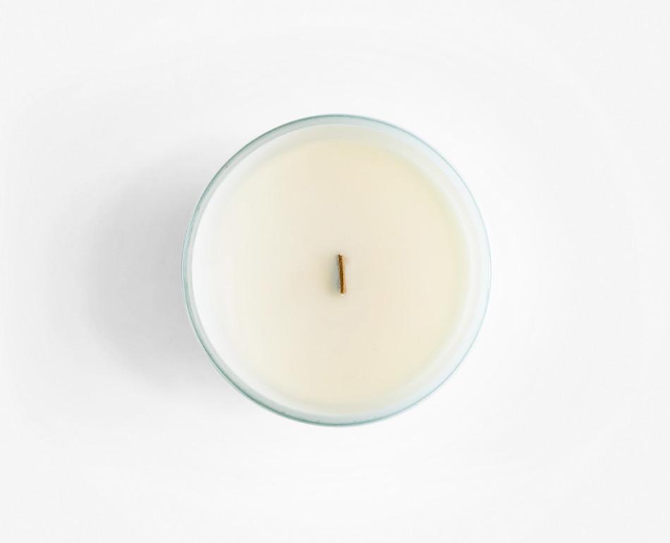 Hutwoods wood wick candles with 100% natural soy wax and a wooden wick that crackles when it burns – better for the environment